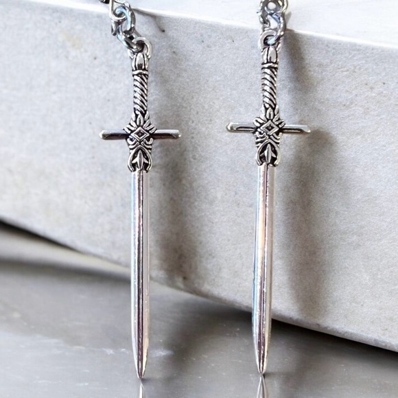 Dungeons and Dragons Silver toned Sword Earrings Rold Playing Goth Unisex - Picture 15 of 17